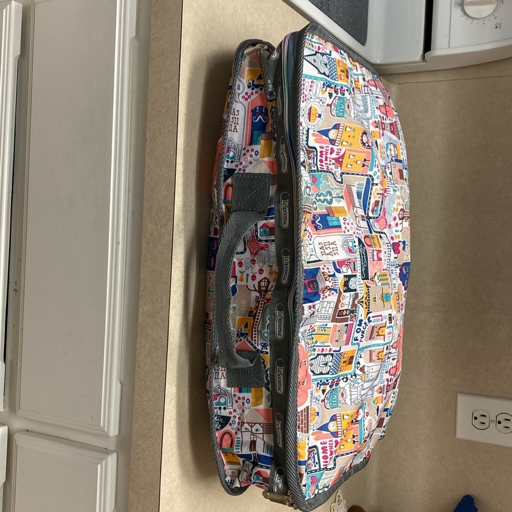 LeSportsac carrying bag 20 inches long 14 inches tall - Picture 6 of 6